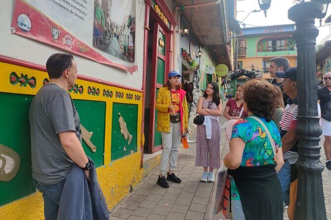 90 Minute Walking Tour of Guatapé - Los Zócalos route: street characters and the square of the zócalo