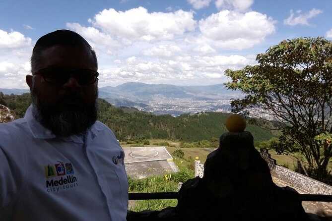 Advanced package Pablo Escobar tour including C13 and barrio PE aprox 8 hrs - Stop 1: Escaleras Electricas De La Comuna 13 for graffiti views