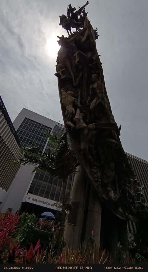 Anti tour Medellin - Palacio Nacional and La Veracruz: power shifts—and a church still survives