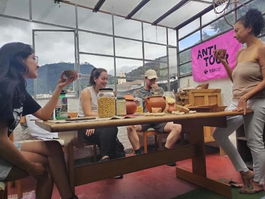 Anti tour Medellin - Plaza Botero and the Palacio de la Cultura: art as a political instrument