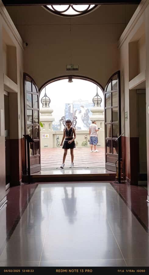 Anti tour Medellin - La Playa Avenue and the finishing point: aristocratic leftovers and a museum-ready mindset