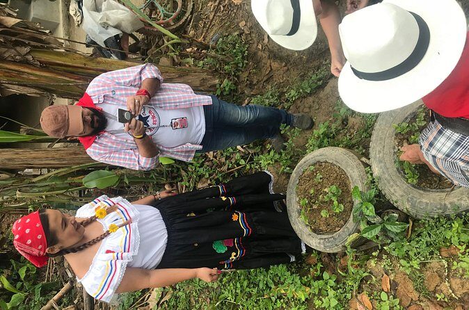 Coffee Tour - Guides Like Carlos and Jean Carlos: Clear Explanations With a Safety Mindset