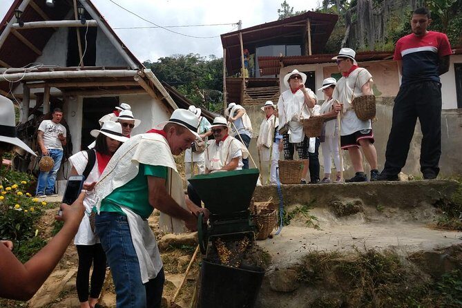 Coffee Tour & comuna 13 & cable car - Typical paisa lunch plus ice cream and soda moments