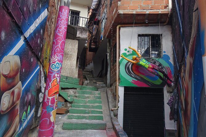 Commune Tour 13 Beyond History and Graffiti - The guide matters: Sergio and the Comuna 13 perspective