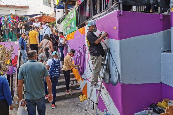 Commune Tour 13 Beyond History and Graffiti - The electric escalators and art streets of Comuna 13 (1 hour 50)