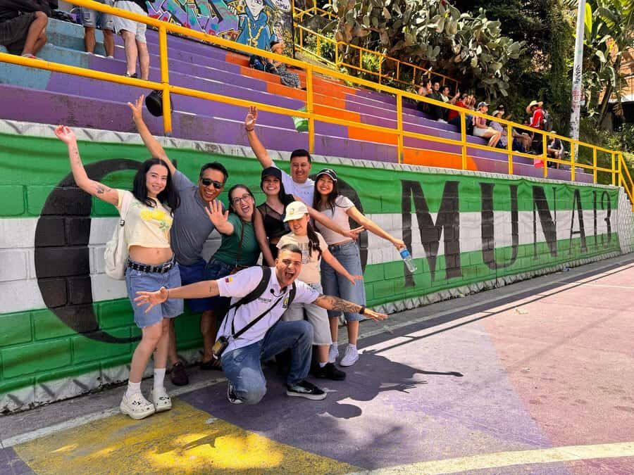 Complete Tour in Comuna 13: Graffiti, History and Street Delights - Learning the Comuna 13 story through history stops