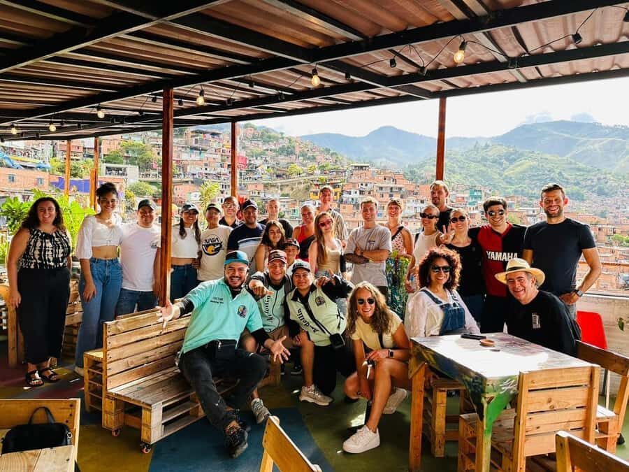 Complete Tour in Comuna 13: Graffiti, History and Street Delights - Dance and art: the cultural turning point in real time