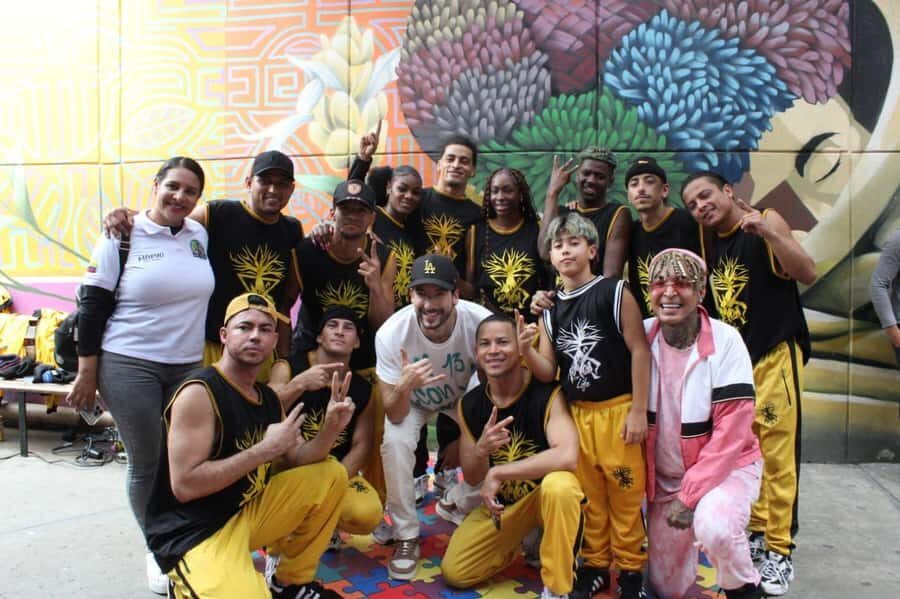 Complete Tour in Comuna 13: Graffiti, History and Street Delights - The one-way bus ride and what it sets up
