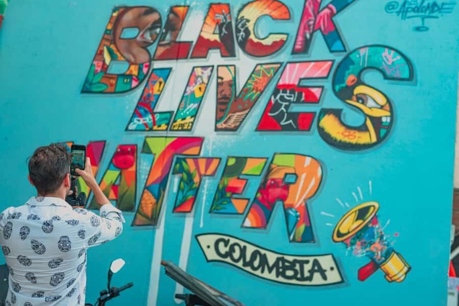 Comuna 13 and Downtown Medellín City Tour - Placita de Flórez: your guided downtown orientation hour