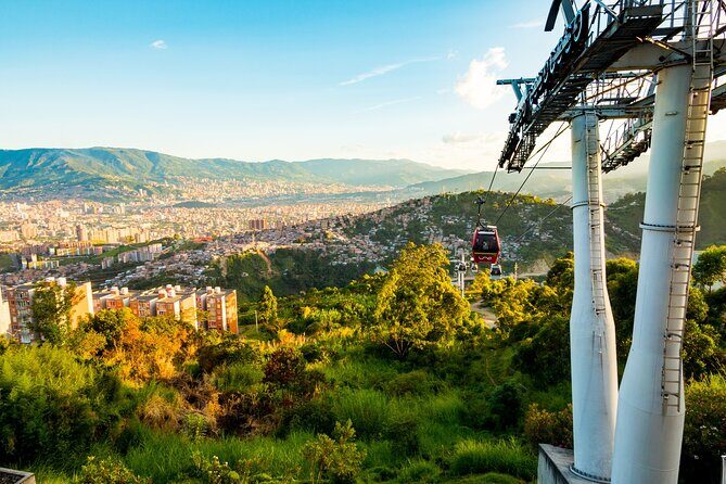 Comuna 13 and Downtown Medellín Private City Tour - Key points before you go