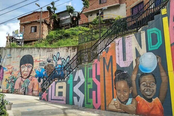 Comuna 13 Graffiti Tour Medellin l Private Tour - Transportation and timing: how the 4 hours are structured