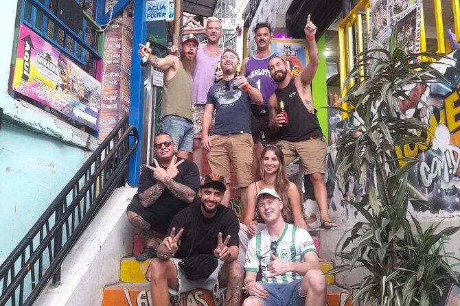 Comuna 13: Graffiti tour & Street Food/drink with telesferic - Entering Comuna 13 the practical way: Metro, bus, and telesférico