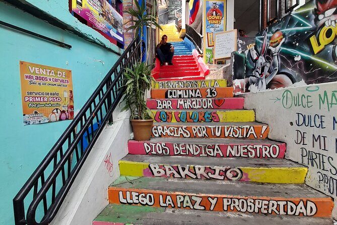 Comuna 13: Graffiti tour & Street Food/drink with telesferic - Starting at Poblado Metro: Meeting point and the short safety briefing