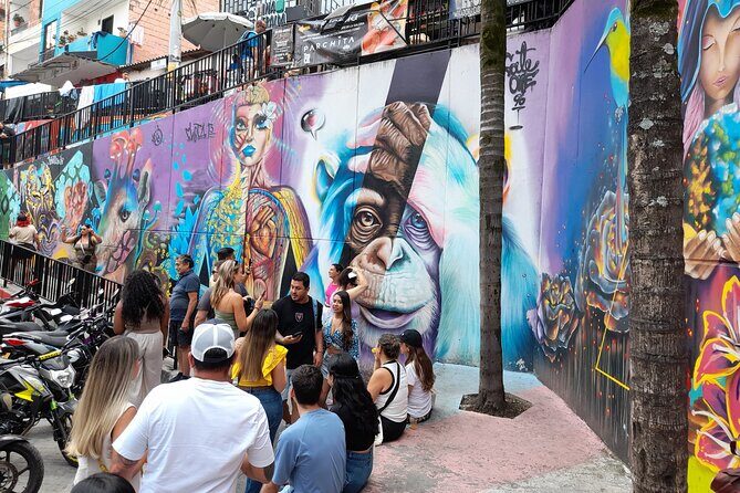 Comuna 13: Graffiti tour & Street Food/drink with telesferic - Graffiti stops with history: Art as a record of change