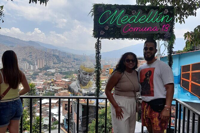 Comuna 13: Graffiti tour & Street Food/drink with telesferic - Street dance show: Music as community leadership