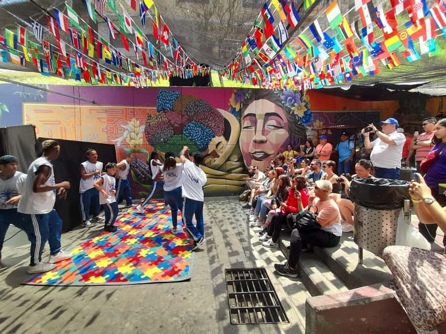 Comuna 13: Graffiti tour & Street Food/drink with telesferic - Lookout-bar finale: See Medellín in one wide breath