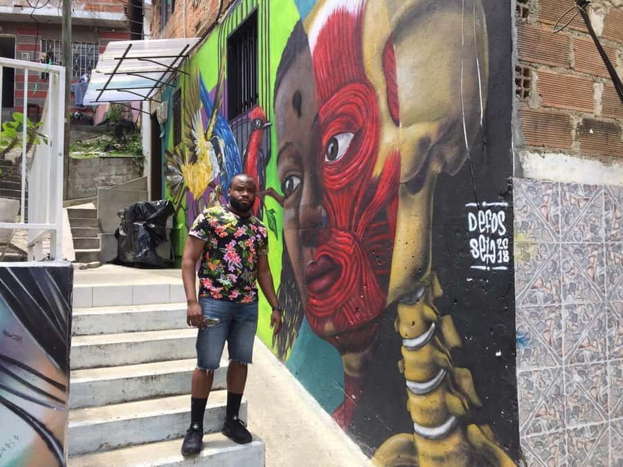 Comuna 13 Neighborhood & Street Art Private Tour - Shopping time in Comuna 13: how to make it worth your hour