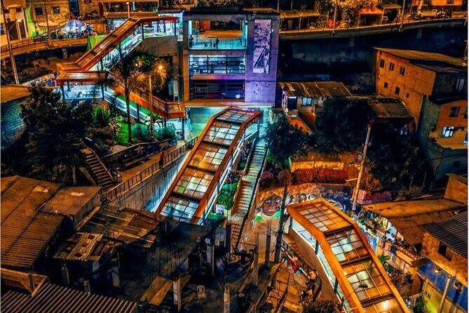 Comuna 13 night time tour medellin - Why Comuna 13 at night feels different than daytime