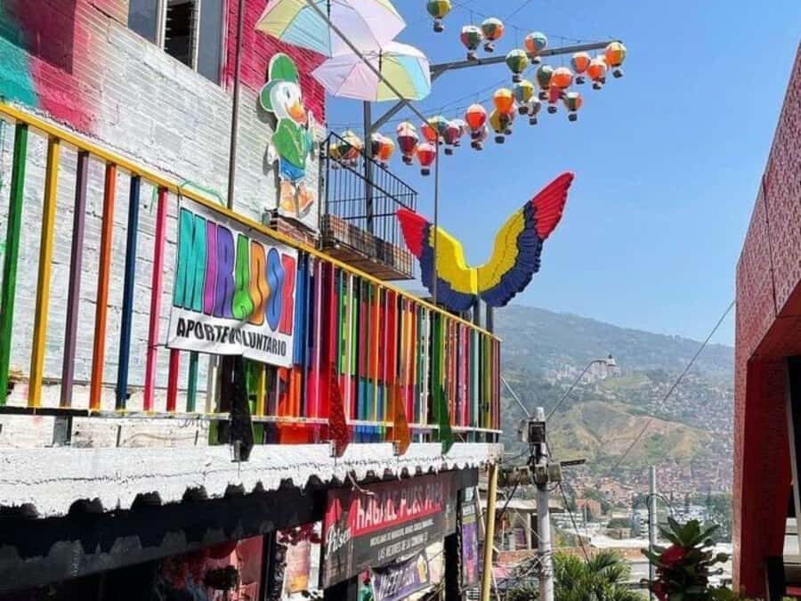 Comuna 13: Recorrido de Arte Urbano, Cultura y Resiliencia - Why Comuna 13’s escalators and viaduct are the real “tour guide”