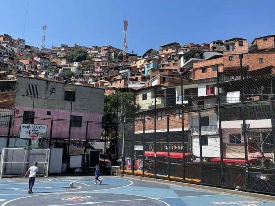 Comuna 13: Recorrido de Arte Urbano, Cultura y Resiliencia - The local café stop: orientation, small purchases, and settling in