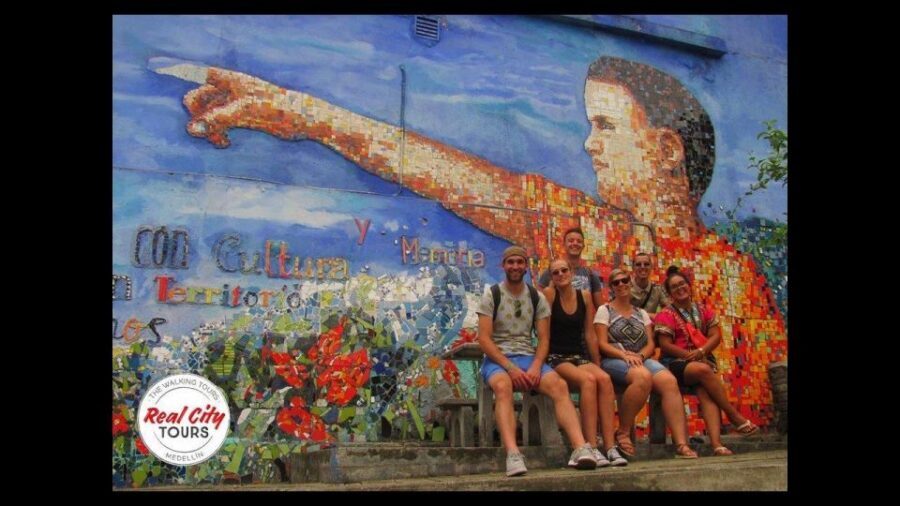 Comuna 4 - Moravia Tour - Stop-by-stop: walking from transformation to everyday life in Moravia