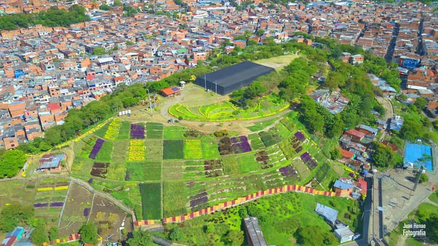 Comuna 4 - Moravia Tour - Meeting at Caribe Metro Station: the south-exit rule
