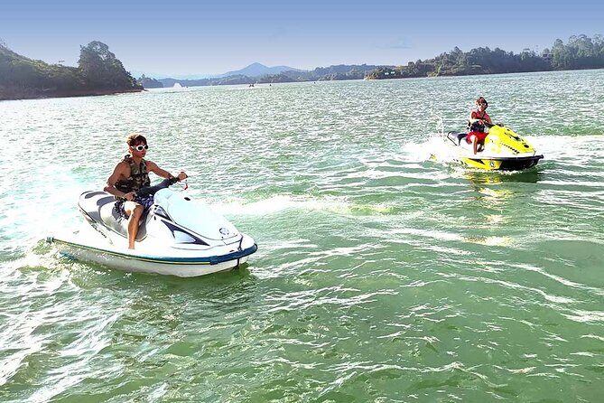 Customizable Guatapé and El Peñol Tour from Medellin - Stop 4 in Guatapé: umbrellas, zócalos, and the sea wall stroll