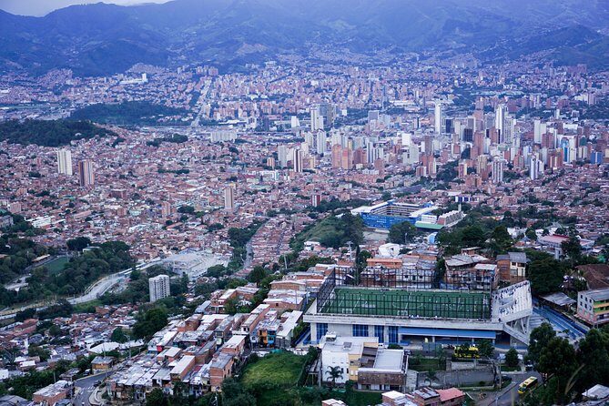 Discover a secret place with locals (Comuna 8) - How Linea H MetroCable fits the plan (and what it costs)