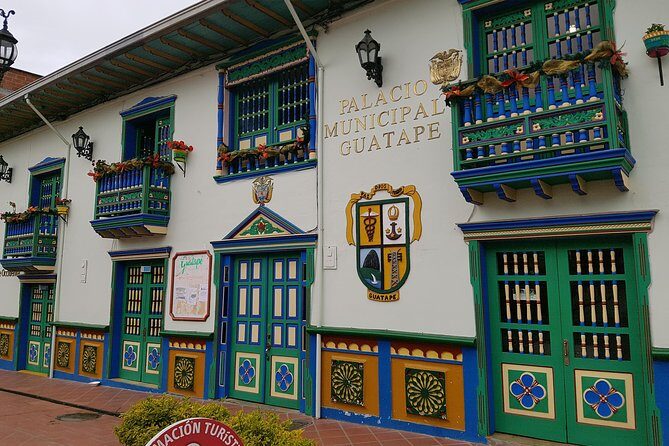 El Peñol and Guatape Small Group Tour from Medellin - Laguna de Guatapé: quick lake time from the road and on foot