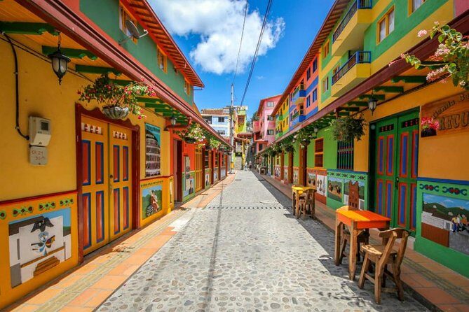 El Peñol and Guatape Small Group Tour from Medellin - Guatapé town walk: zócalos, promenade, and a lunch pause