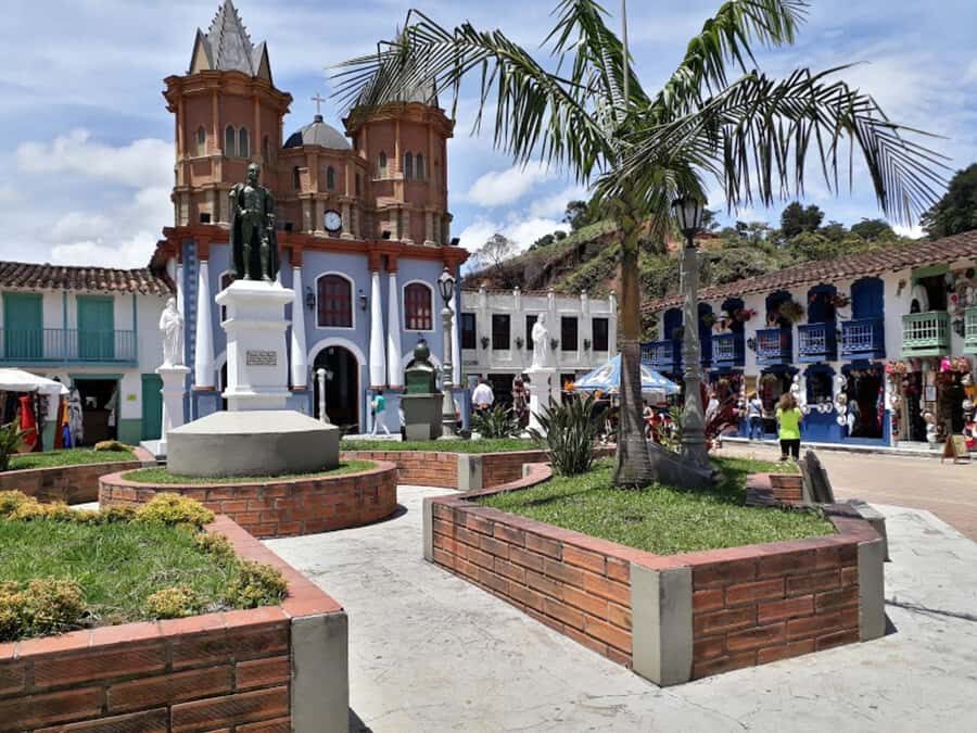 From Medellin: Private Guatape Car Tour with Coffee Tour - Lunch and downtime in Guatapé: how to use your 3 hours