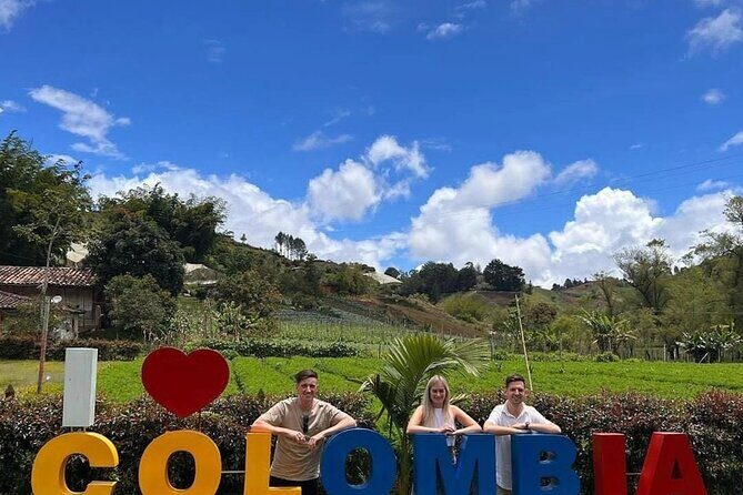 Full day in Guatapé with breakfast and lunch - La Fénix de América: a fast sculpture moment that’s easy to miss