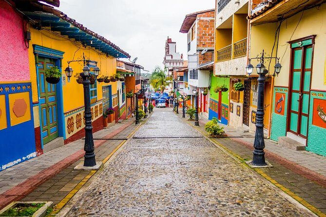Full Day Peñol and Guatapé Private Tour from Medellin - Piedra del Peñol: the 220-meter climb and how to plan your effort