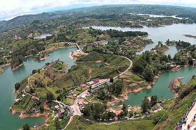 Full-Day Private Guatape Coffee Villa Tour from Medellin - Piedra Del Peñol To Guatapé Town: Lake Scenery On Repeat