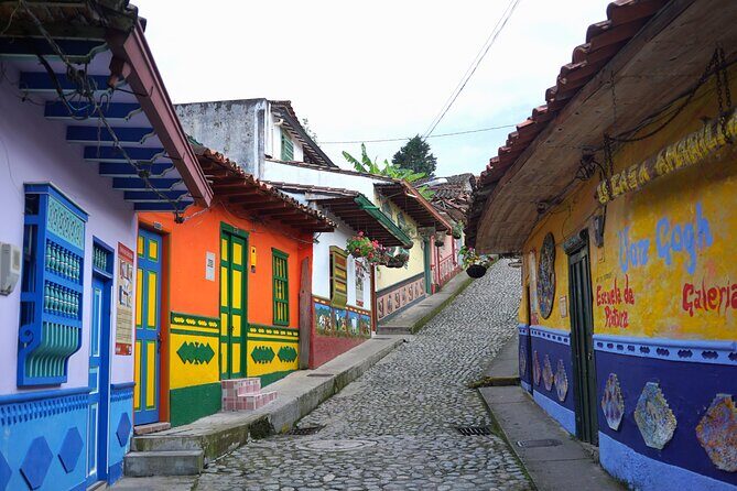 Full-Day Small Group Guatapé Experience - Embalse Peñol-Guatapé Cruise: Stories From the Water