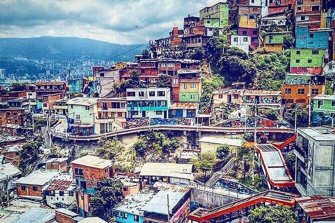 Grafitti and Comuna 13 Tour of Medellin - Why meeting local artists changes the whole experience
