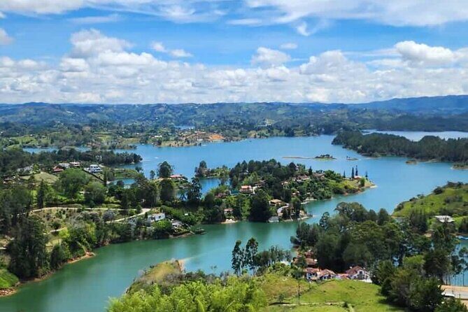 Guatapé and Peñol Private Full Day Tour from Medellín - El Alto del Chocho: cheese bread, shops, and a short reset