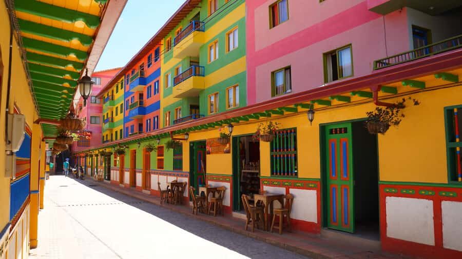 Guatape Coffee Villa including Rock Town & Waterfall - Wandering Guatapé town: bright buildings, real street life