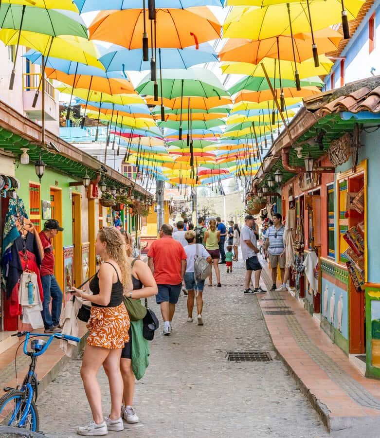 Guatapé Tour by Chiva + Visit to Pablo Escobar's Hacienda - The boat excursion on the Guatapé Reservoir: the wind-in-your-hair reset