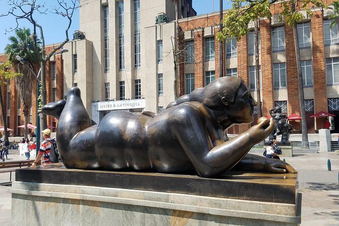 Half day city tour including fruit tasting - Plaza Botero: oversized art and a faster way to read the city