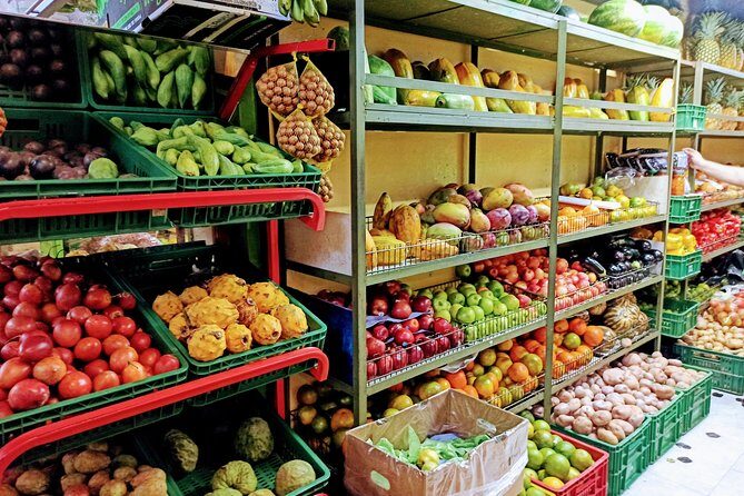 Half day city tour including fruit tasting - La América market: fruit tasting and real Colombian flavors