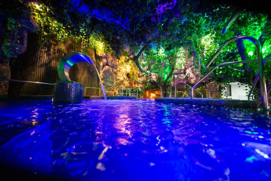 MedelIín: Full Body Massage and Water Therapy Experience - The staff and language: what “private group” really means for you