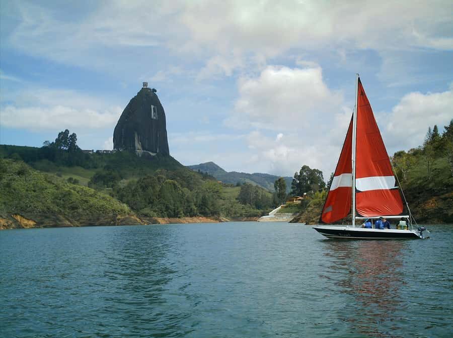 Medellin and Guatape Full Day Pablo Escobar Tour - The graveyard connection: Escobar and the Griselda Blanco link
