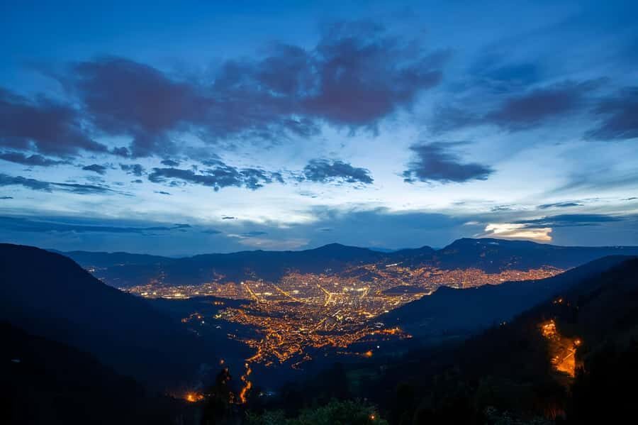 MEDELLIN: CITY TOUR CITY NIGHT TOUR + OPEN BAR - From Estación Metro Estadio to Barefoot Park: getting your bearings fast