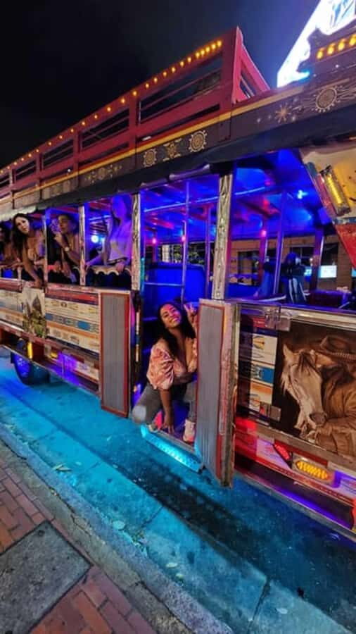 MEDELLIN: CITY TOUR CITY NIGHT TOUR + OPEN BAR - Milla de Oro (Golden Mile) to Provenza: from polished to party