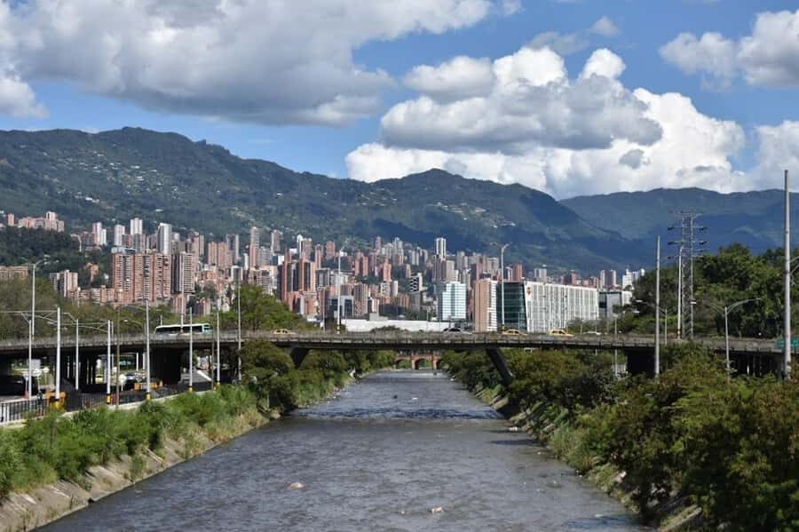 MEDELLIN: CITY TOUR MEDELLIN + GRAFFITOUR COMUNA 13 - Plaza Botero: famous sculptures that anchor your city tour