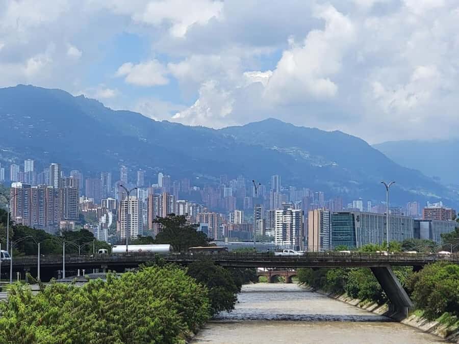 MEDELLIN: CITY TOUR MEDELLIN + GRAFFITOUR COMUNA 13 - Meeting points and pickups: start early, stay patient