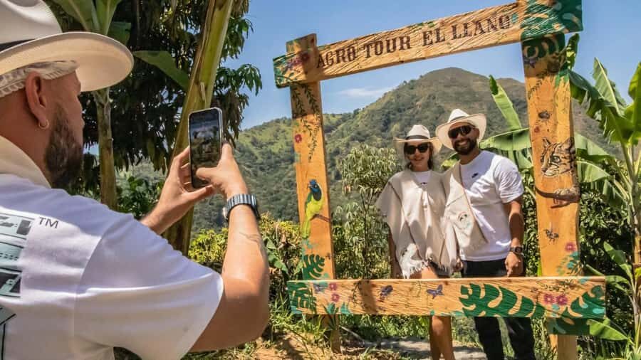 Medellin: Coffee and fruit tour - The fruit and food stations: five stops that keep moving