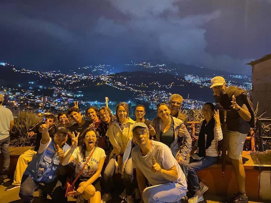 Medellín: Comuna 13 (Graffitour) Discover the Transformation - Linea 4 Photo Stop, Dance Show, and a Quick Jolt of Momentum