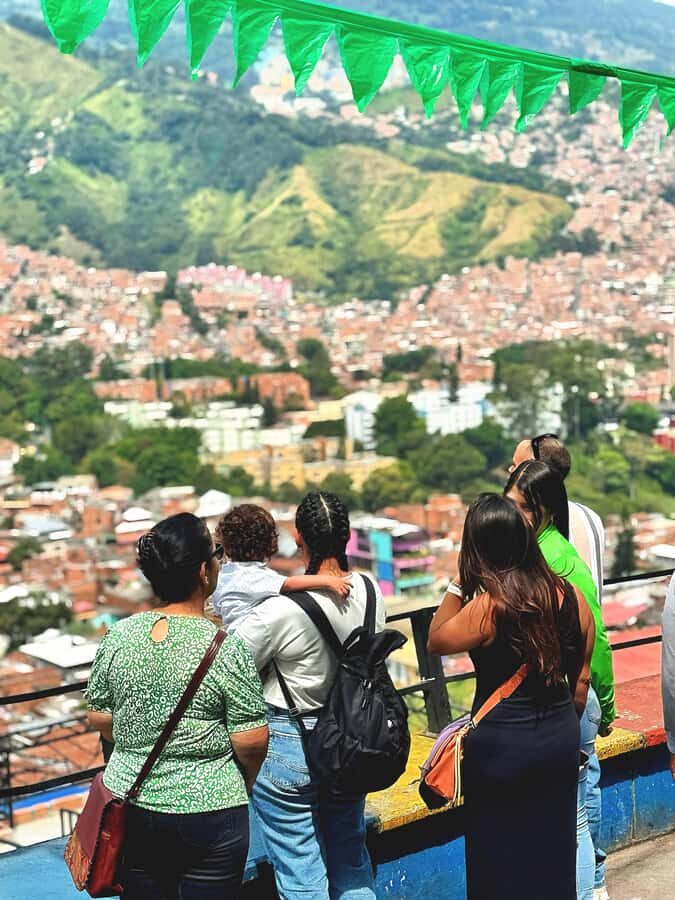 Medellín Comuna 13 local guides snacks and your own graffiti - Graffiti experience: make your own color (not just watch it)
